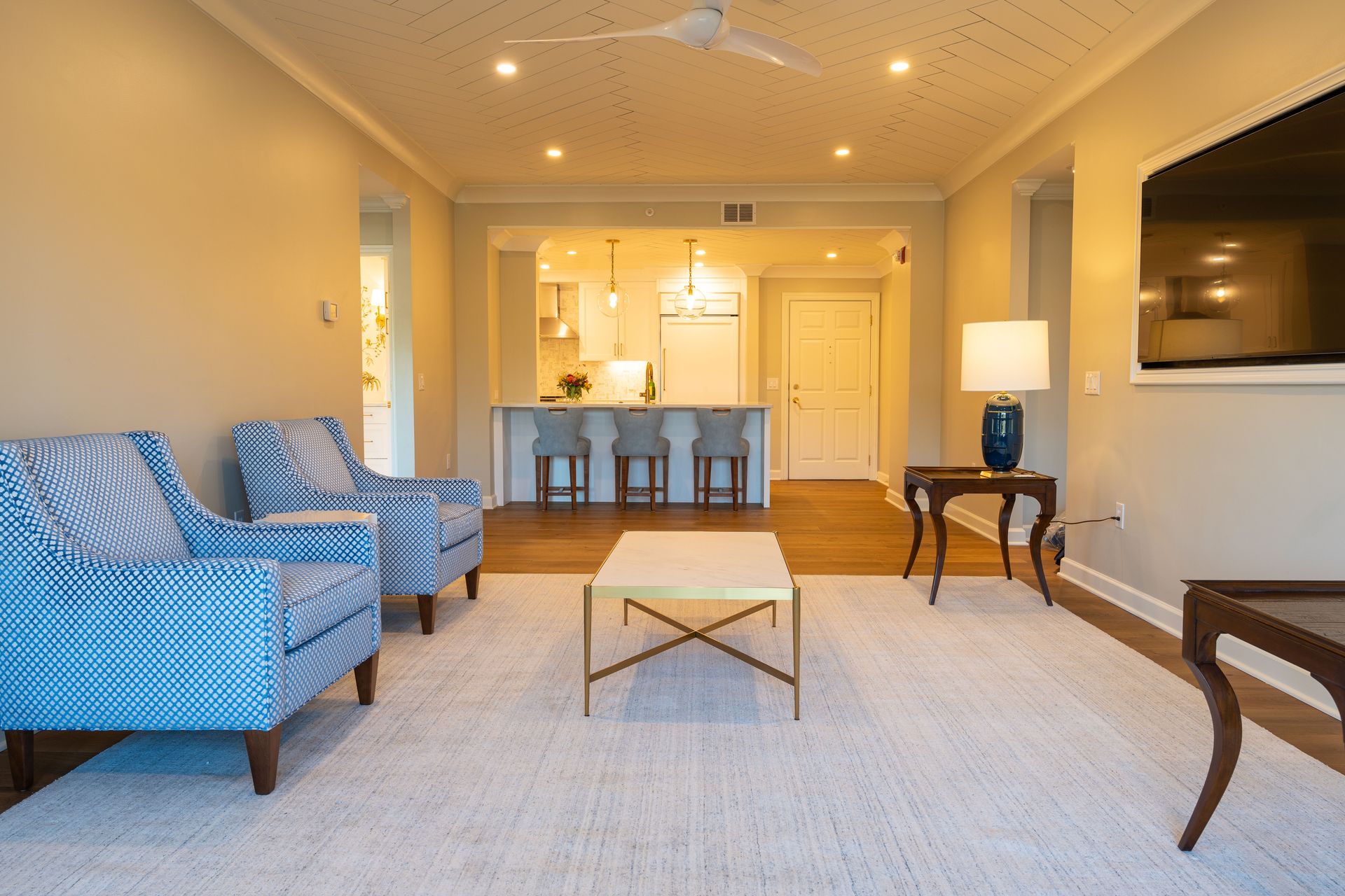 Spacious modern living room with stylish furniture and an open kitchen layout, creating a welcoming atmosphere.